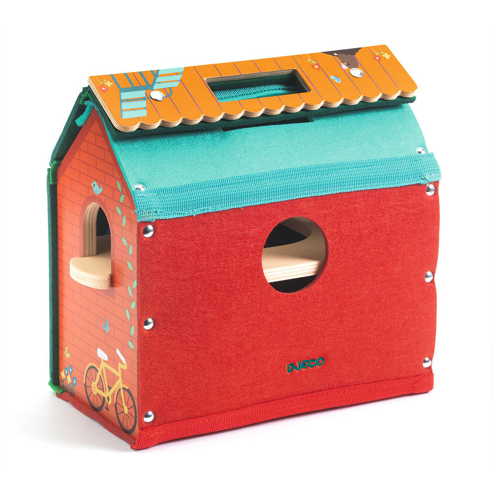 Ξύλινο σπιτάκι με κήπο και ζωάκια σε βαλιτσάκι