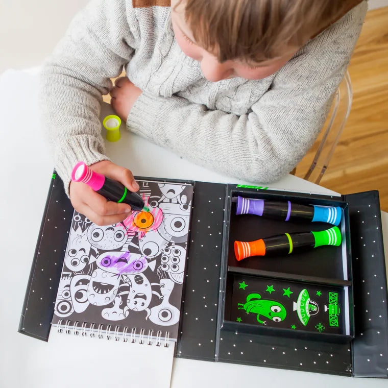 Σετ δραστηριοτήτων –  Neon Colouring Set Outer Space